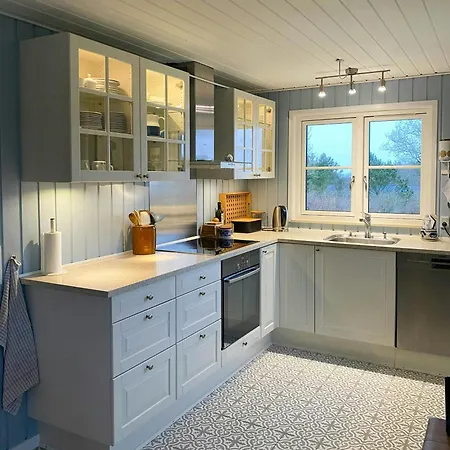 Дом отдыха Cozy With Fjord Views On Фюр